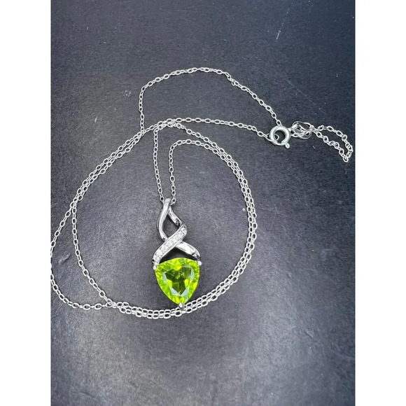 Trilliant cut peridot and sterling silver pendant and 18 inch chain - Picture 2 of 9